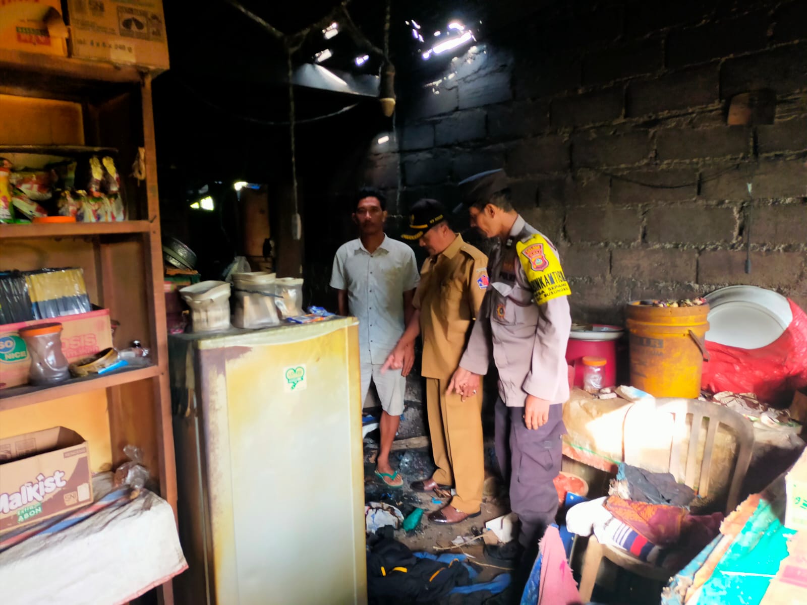 HANGUS: Warung milik warga Desa Sepang terbakar. Uang tunai jutaan juga ludes.