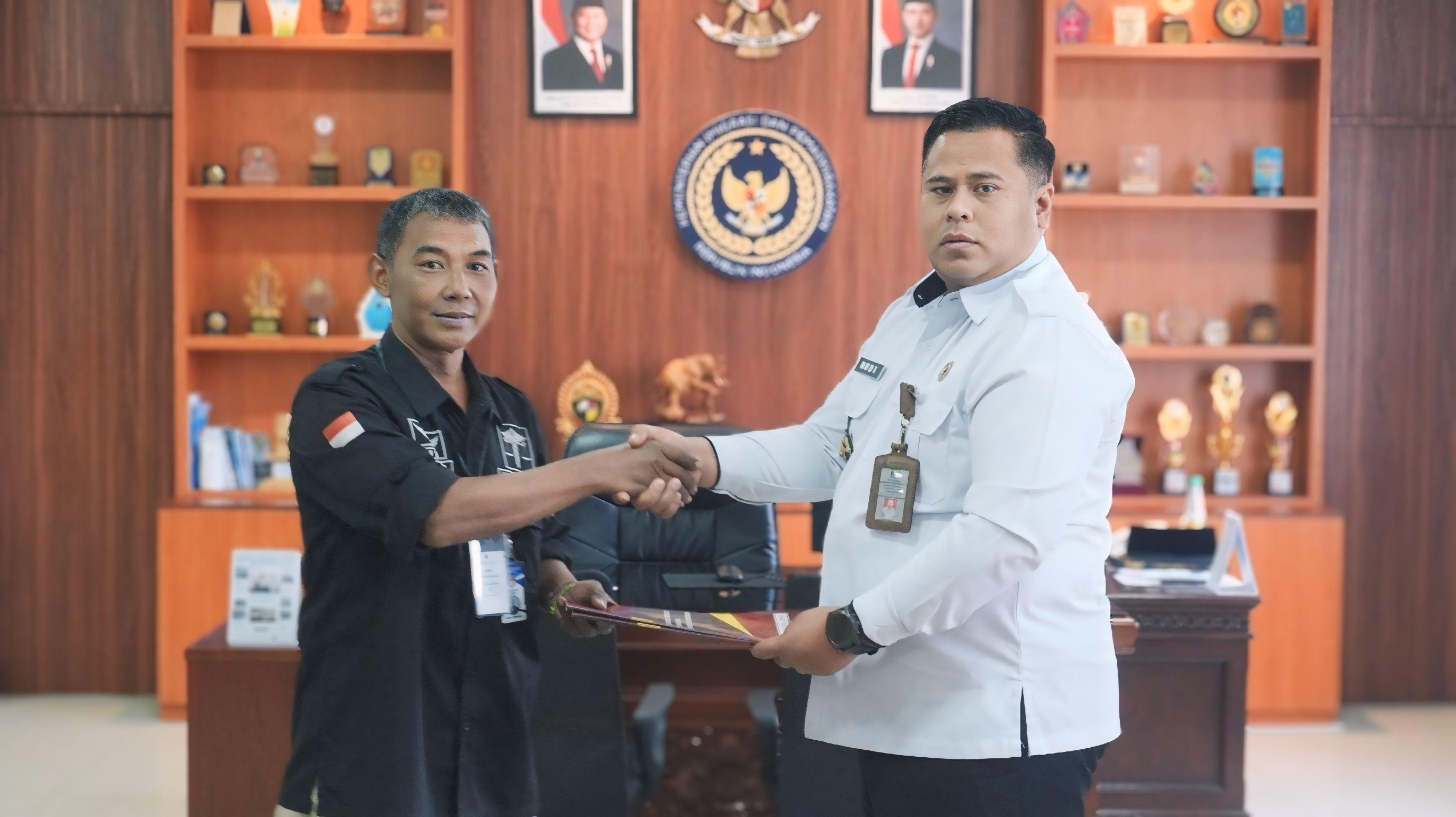 REHAB: Kalapas Kerobokan, Hudi Ismono (kanan) menjalin kerjasama dengan Ketua Yayasan Dua Hati Bali, Yusuf Prihadi (kiri).