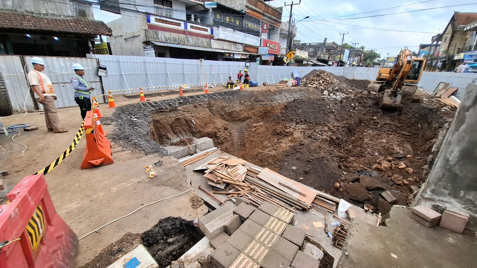 DIKEBUT: Proses perbaikan di Jalan Raya Denpasar-Gilimanuk.