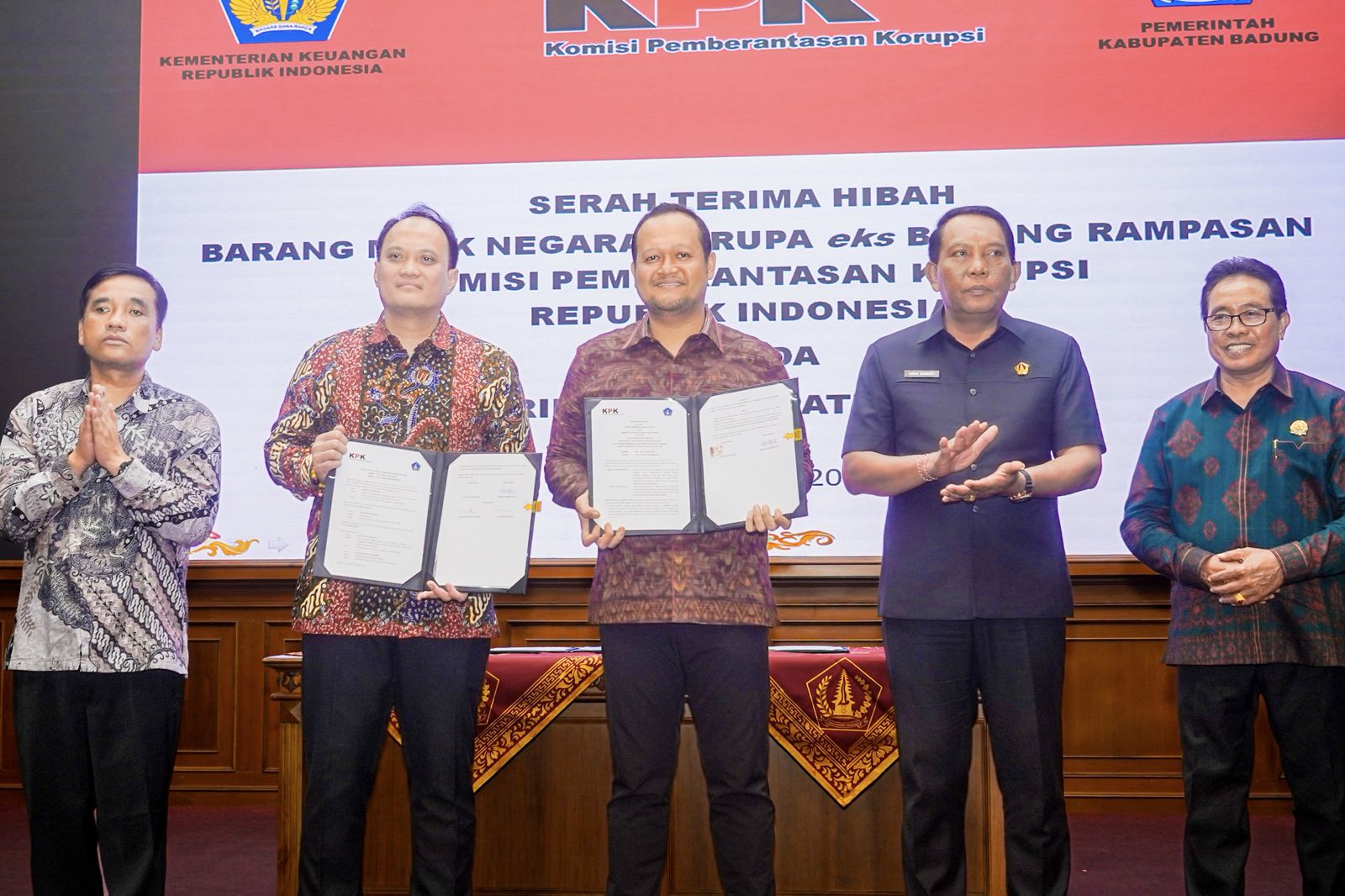 SERAHKAN ASET: Direktur Labuksi KPK RI, Mungki Hadipratikto (dua dari kiri) menyerahkan aset lahan seluas 20 are kepada Wakil Bupati Badung I Bagus Alit Sucipta (tengah).