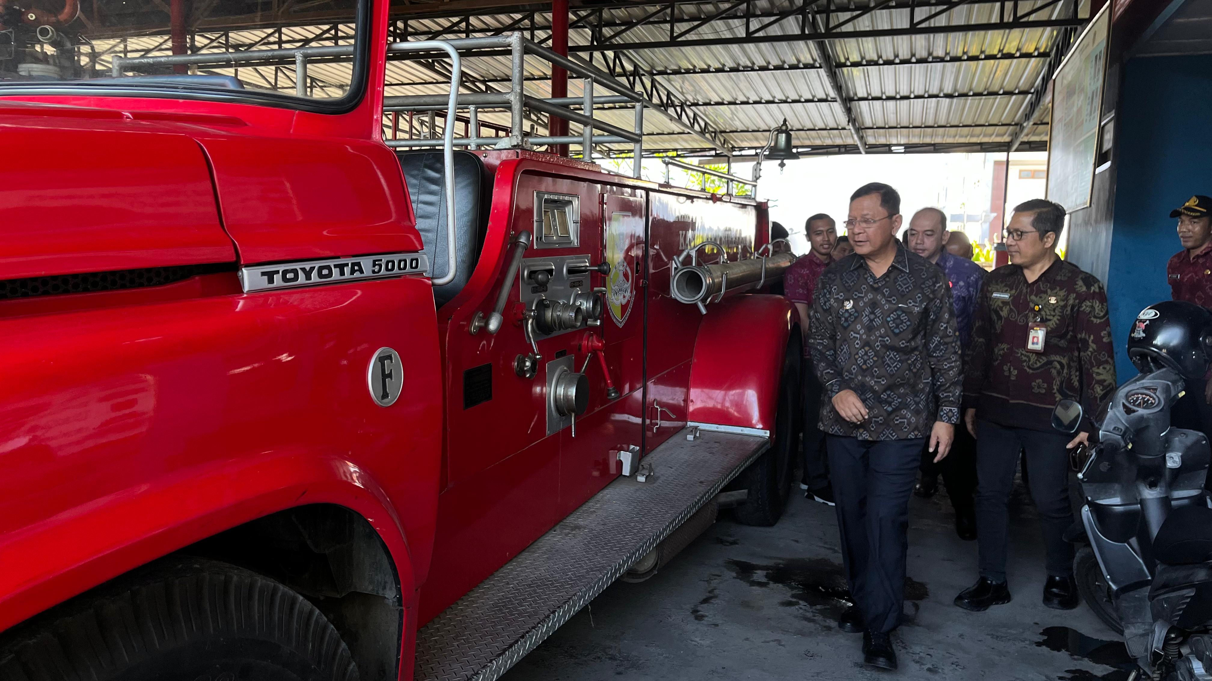 CEK ARMADA: Bupati Buleleng, I Nyoman Sutjidra (depan) saat mengecek armada di Dinas Pemadam Kebakaran Buleleng.