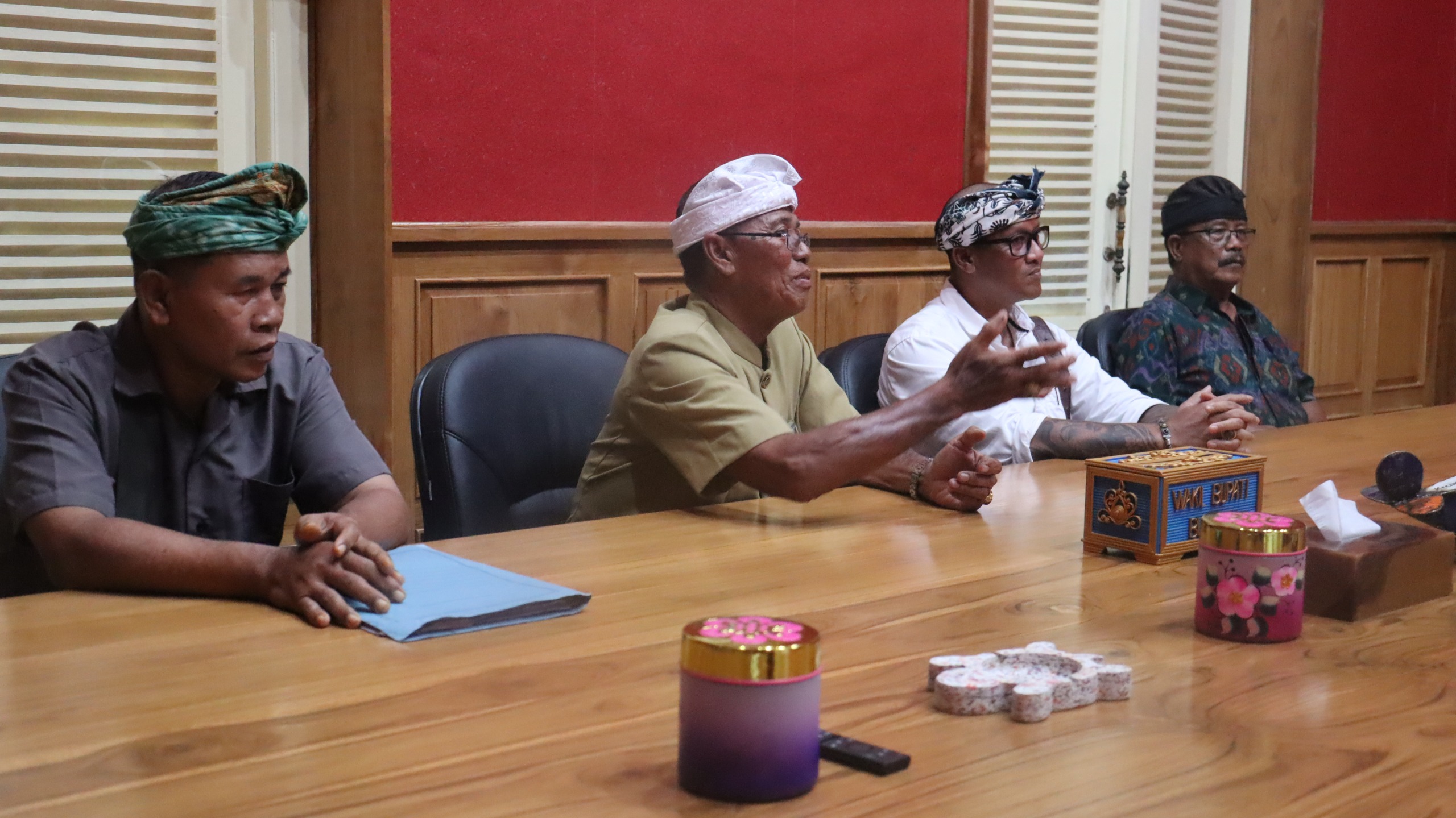 MINTA KEJELASAN: Pengempon Pura Dalem Purewa Desa Adat Penarukan mendatangi Wakil Bupati Buleleng, Gede Supriatna.