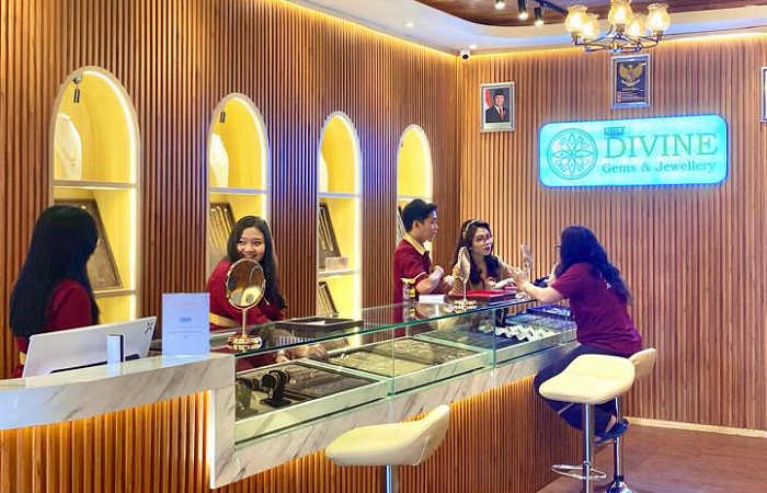 Kabar gembira bagi masyarakat Bali, kini sudah hadir New Divine Gems and Jewellery yang menyediakan perhiasan emas dengan kualitas tinggi di Renon, Denpasar, Bali.