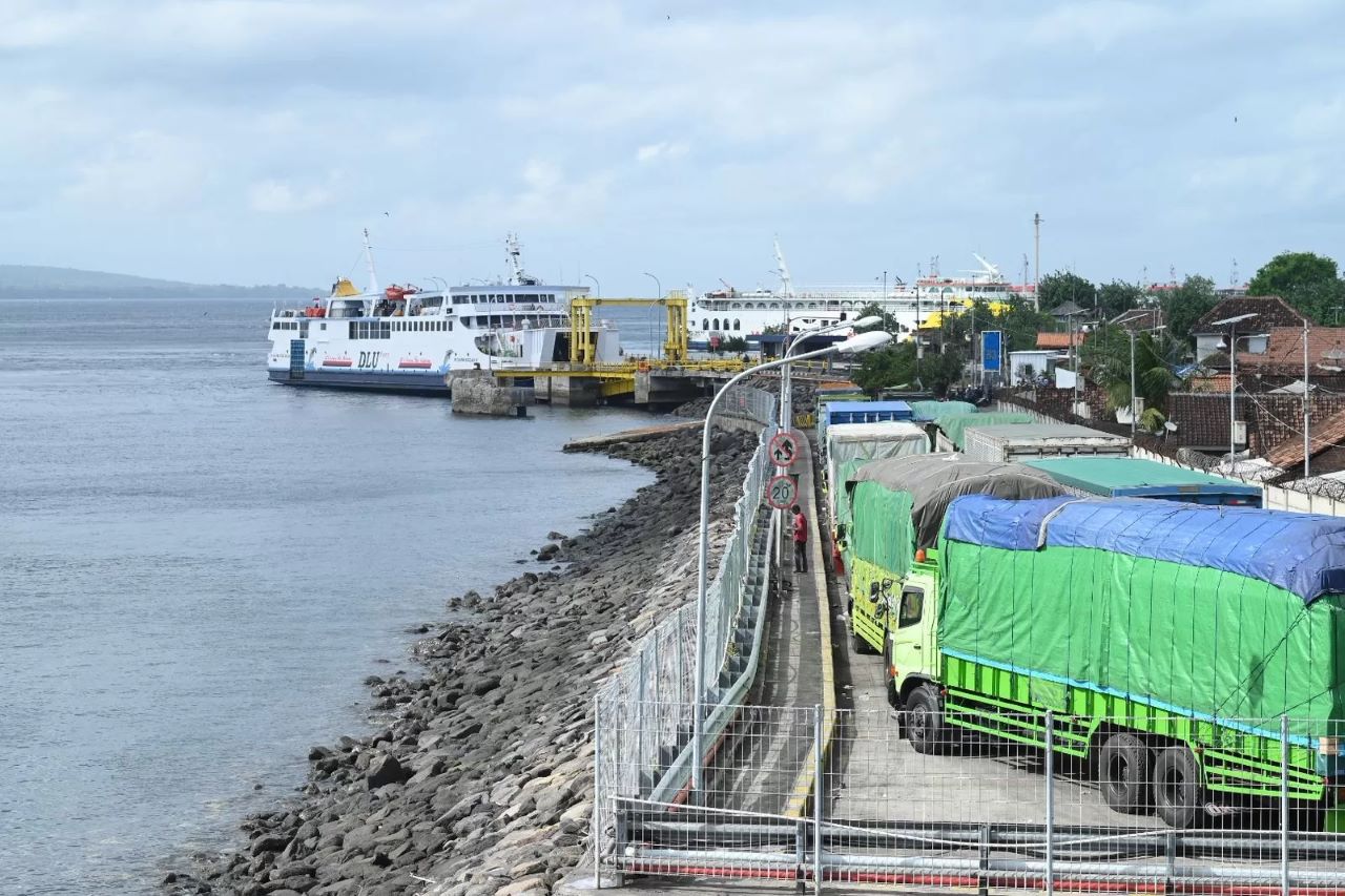 MENGULAR: Antren di Pelabuhan Ketapang. Antrean truk mengular gara-gara 15 unit kapal dilarang berlayar.