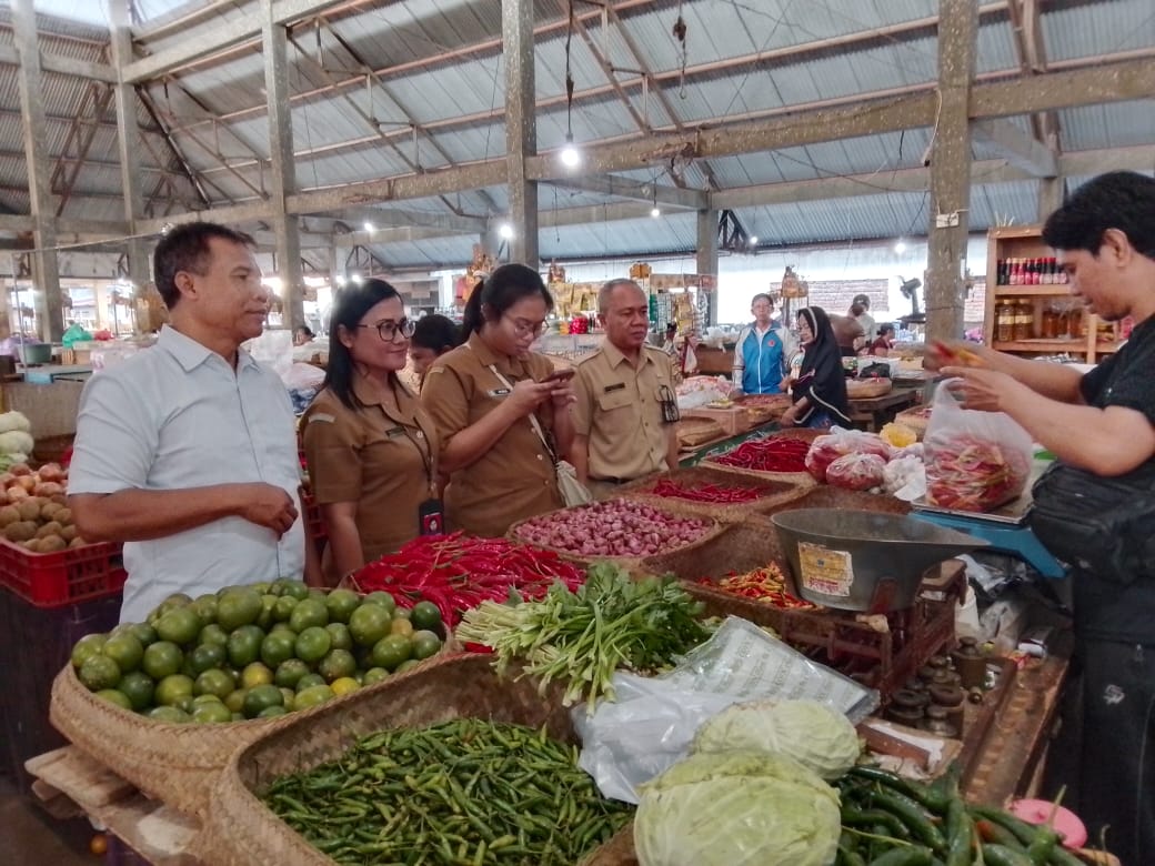 CEK HARGA: Tim Dinas Ketahanan Pangan dan Perikanan (DKPP) Buleleng mengecek harga pangan di Pasar Anyar Singaraja.
