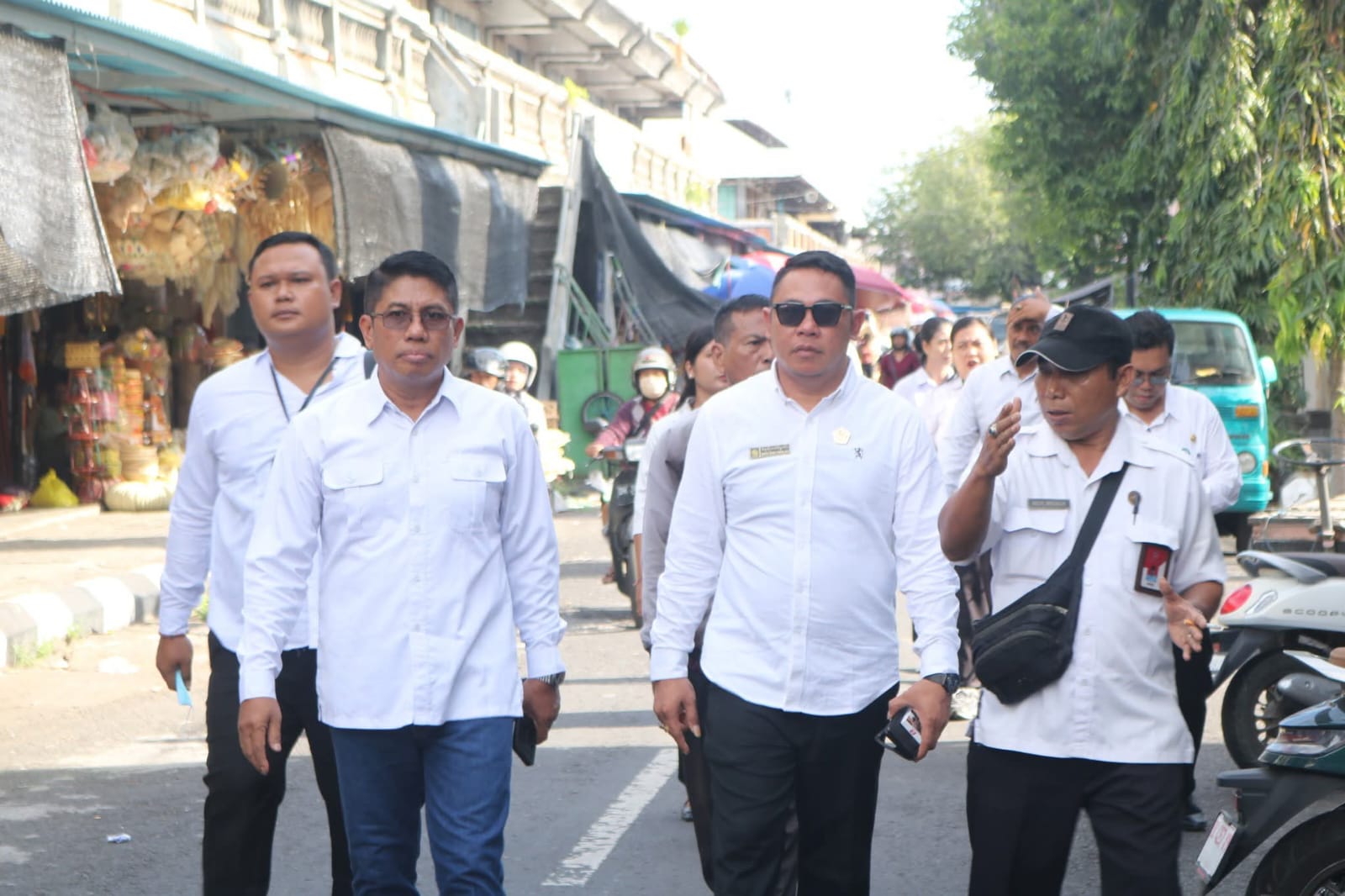 CEK PASAR: Komisi III DPRD Buleleng saat melakukan sidak di kawasan Pasar Anyar Singaraja.