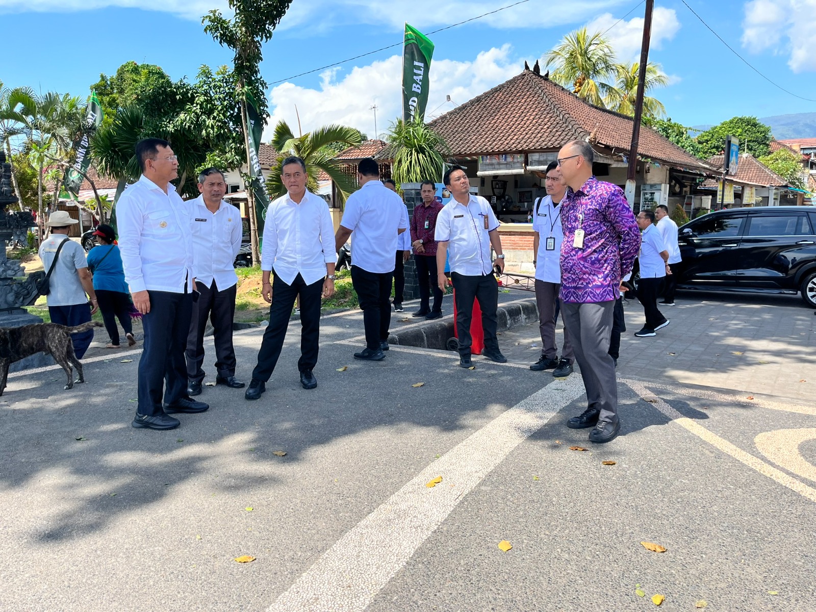 KAWASAN DIGITAL: Bupati Buleleng, I Nyoman Sutjidra (paling kiri) saat mengunjungi kawasan wisata Lovina. Kawasan ini diproyeksikan menjadi pusat penerapan transaksi digital.
