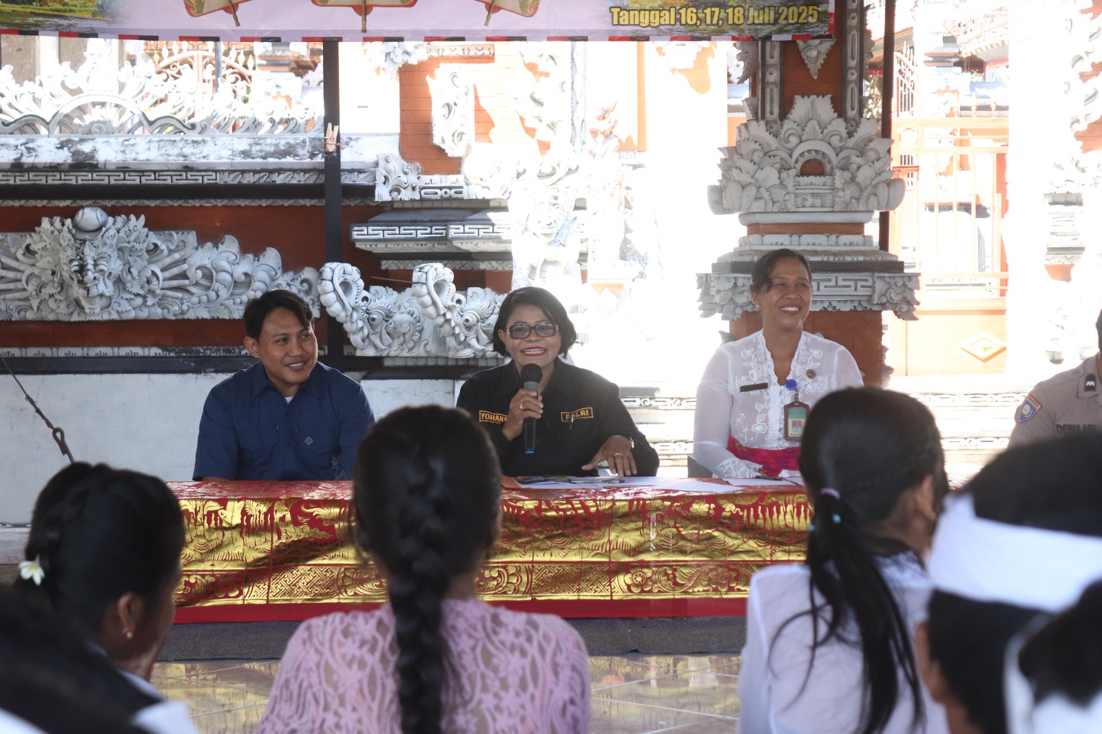 SOSIALISASI: Polres Buleleng saat melakukan sosialisasi bijak bermedia sosial di Desa Pemaron.