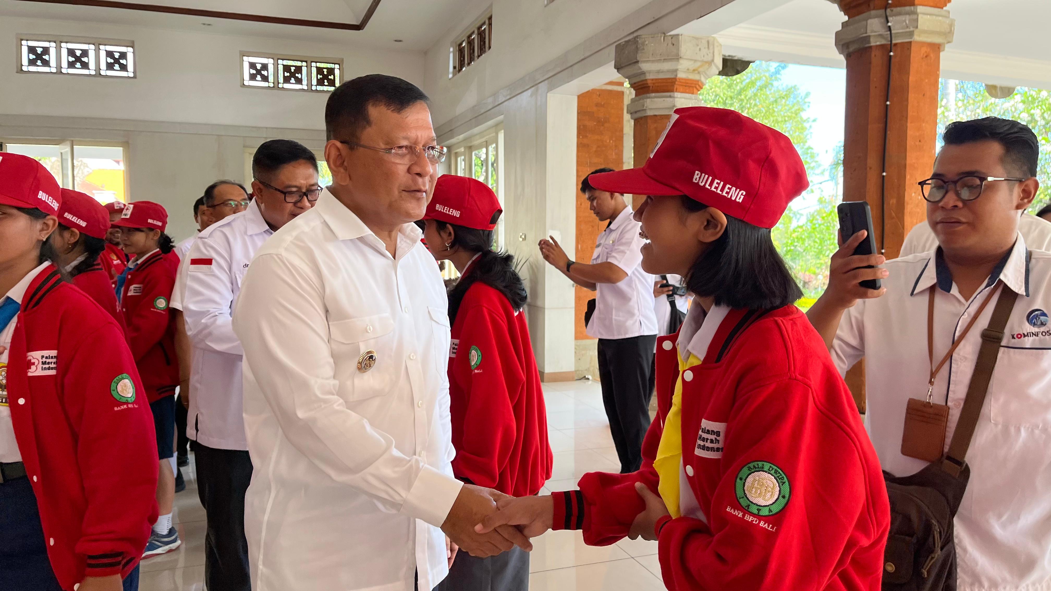 HADAPI LOMBA: Bupati Buleleng, Nyoman Sutjidra (kiri) saat melepas peserta Jumbara PMI Bali.