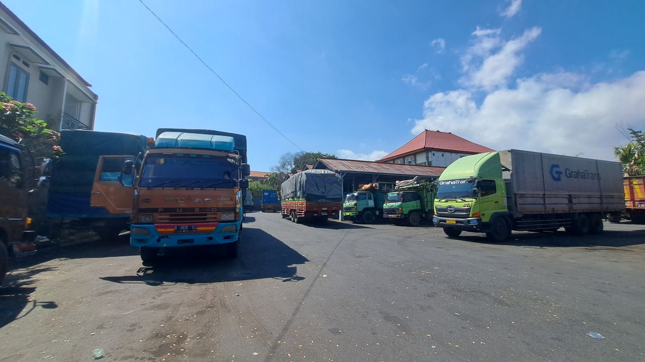 RAMAI: Truk yang parkir di areal Terminal Cargo Buleleng. Sejak pengalihan arus lalu lintas ke Buleleng, truk yang melintas semakin ramai.