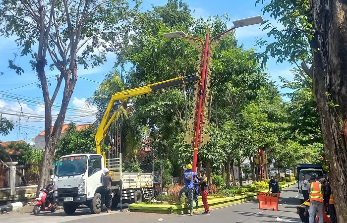 LPJU TS yang dipasang di Jalan Udayana. Tercatat ada 25 tiang lampu yang dipasang dengan bentuk dan ornamen megah.