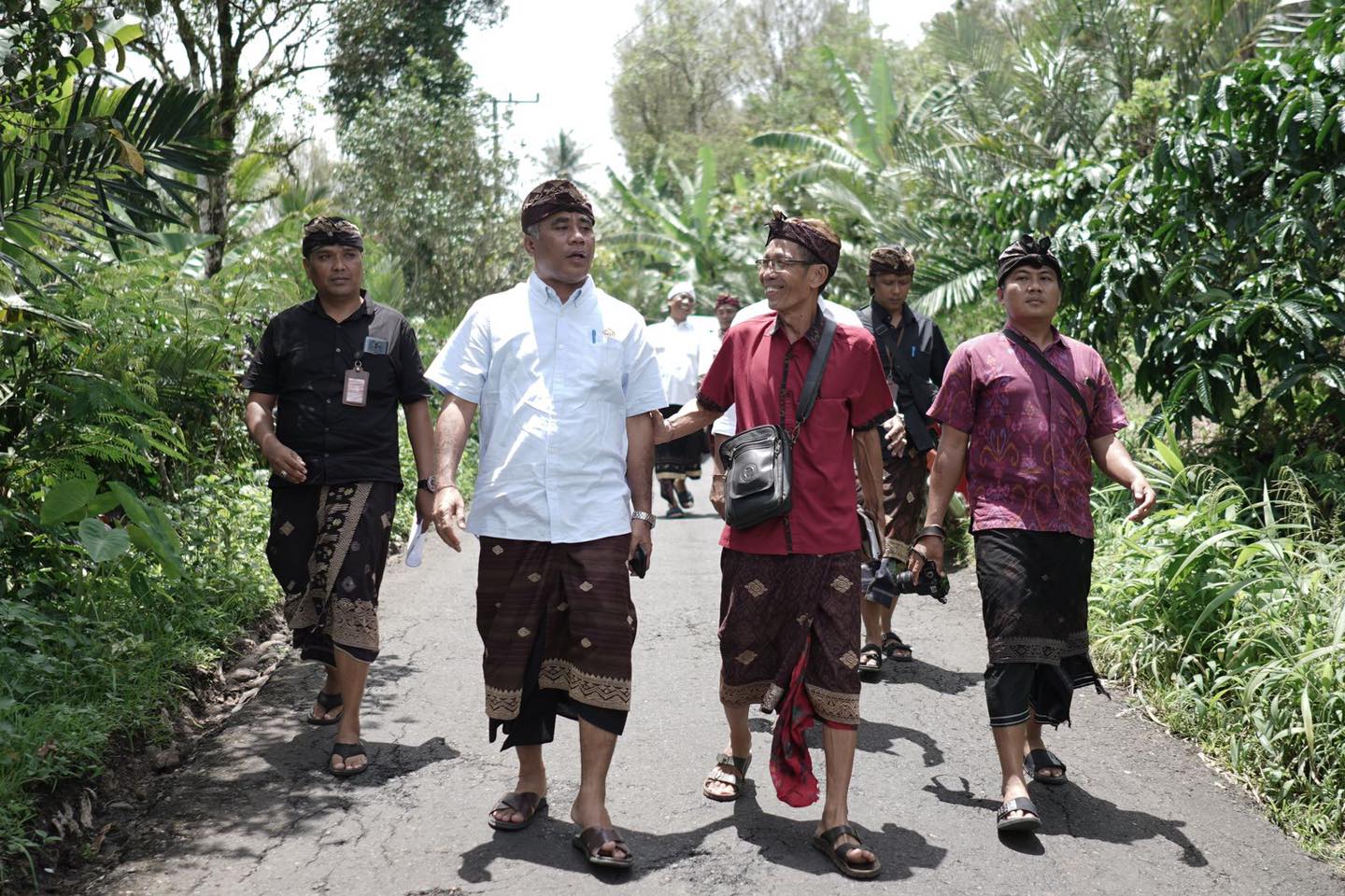 CEK PERBATASAN: Wakil Ketua DPRD Buleleng, Nyoman Gede Wandira Adi (baju putih) saat mengunjungi Desa Sepang Kelod, untuk mengetahui tapal batas desa.
