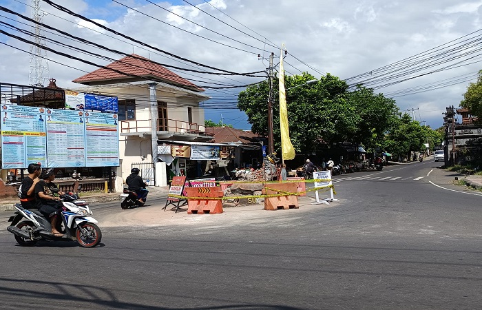 Situasi di sekitar Tugu Ganapati yang hancur, akibat laka lantas maut beberapa waktu lalu. Pembangunan ulangnya kini menunggu keputusan Pemprov Bali.