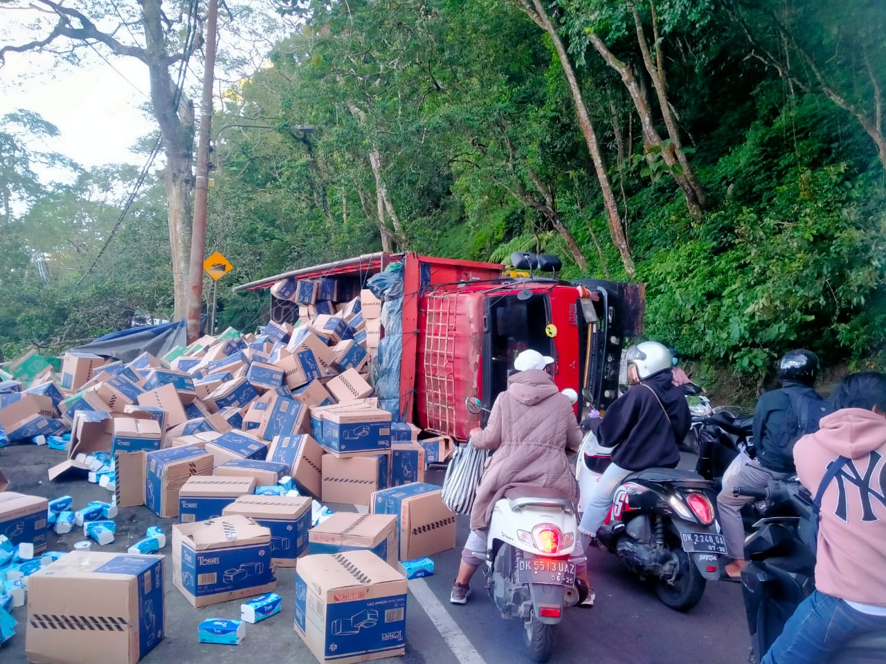 TERGULING: Truk pengangkut tisu terguling di Jalan Raya Singaraja-Denpasar.