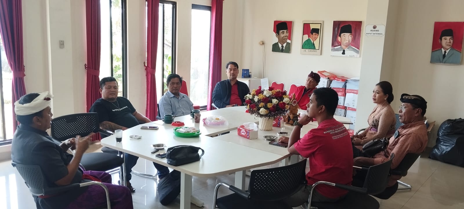 MENGADU KE PDIP: Wayan Suweca (baju biru) mendatang PDIP Buleleng. Ia menemui Ketua DPC PDIP Buleleng, Gede Supriatna.