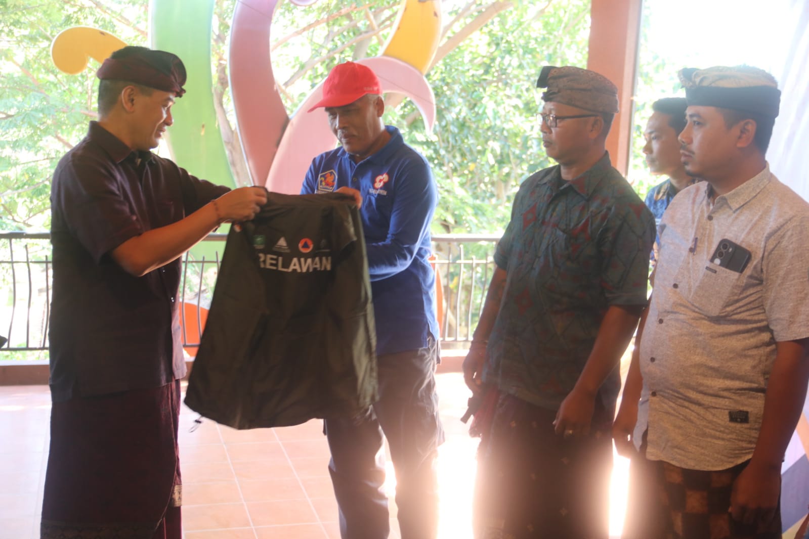 KUKUHKAN RELAWAN: Wakil Bupati Buleleng, Gede Supriatna (paling kiri) mengukuhkan relawan penanggulangan bencana.