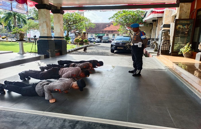 Empat anggota polisi diminta push up karena melanggar administrasi pribadi.