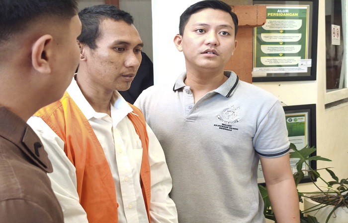 Terdakwa Ahmad Santoso keluar ruang sidang usai sidang tuntutan di PN Denpasar, Kamis (17/7) kemarin.