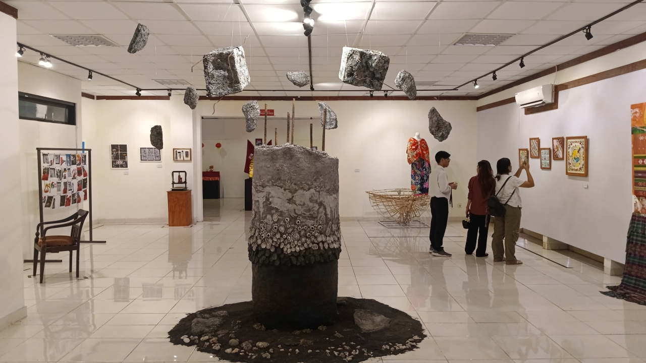 KRITIK LEWAT KARYA: Pameran seni rupa yang dihelat mahasiswa Prodi Pendidikan Seni Rupa Undiksha.