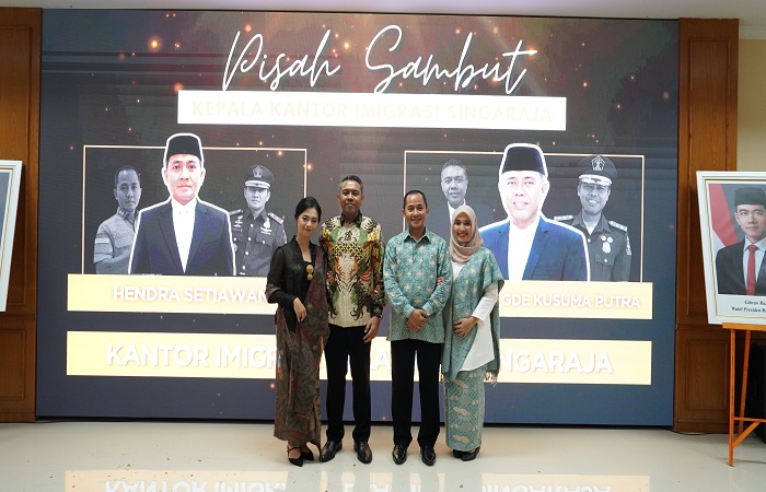 Kakanim Singaraja, Anak Agung Gde Kusuma Putra bersama istri (kiri) dan Kakanim Singaraja sebelumnya, Hendra Setiawan serta istri (kanan).