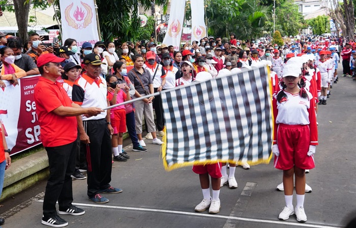 Bupati Buleleng, I Nyoman Sutjidra (saat masih wakil bupati Buleleng) ketika melepas regu lomba gerak jalan 8 KM pada 2022 lalu.