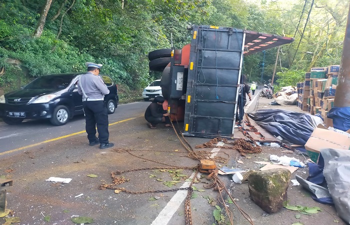 Proses evakuasi truk yang terguling di Jalan Raya Singaraja-Denpasar di wilayah Hutan Lindung Desa Pancasari. Peristiwa ini sempat mengakibatkan kemacetan.