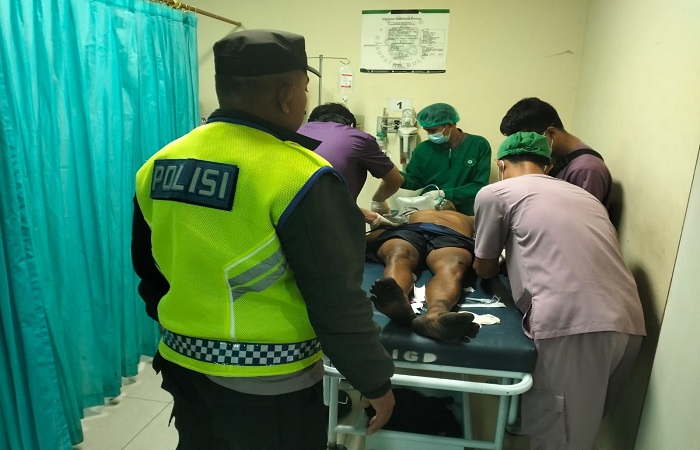 Sopir truk, Heri Zanil ketika mendapatkan pertolongan. Sayang ia meninggal dunia. Pria itu tewas terseruduk truknya sendiri, akibat ditabrak bus dari belakang.