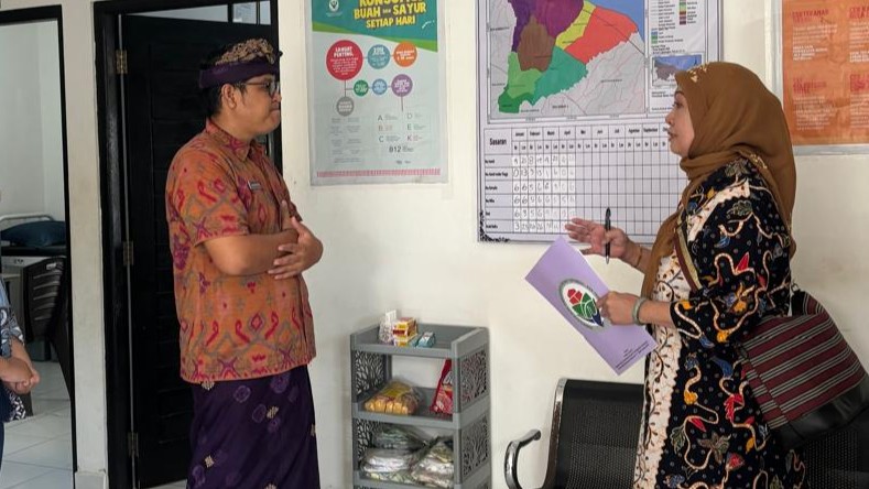 JUARA NASIONAL: Kepala Desa Tembok, Dewa Ketut Willy Asmawan saat menerima kunjungan tim penilai dari pusat.