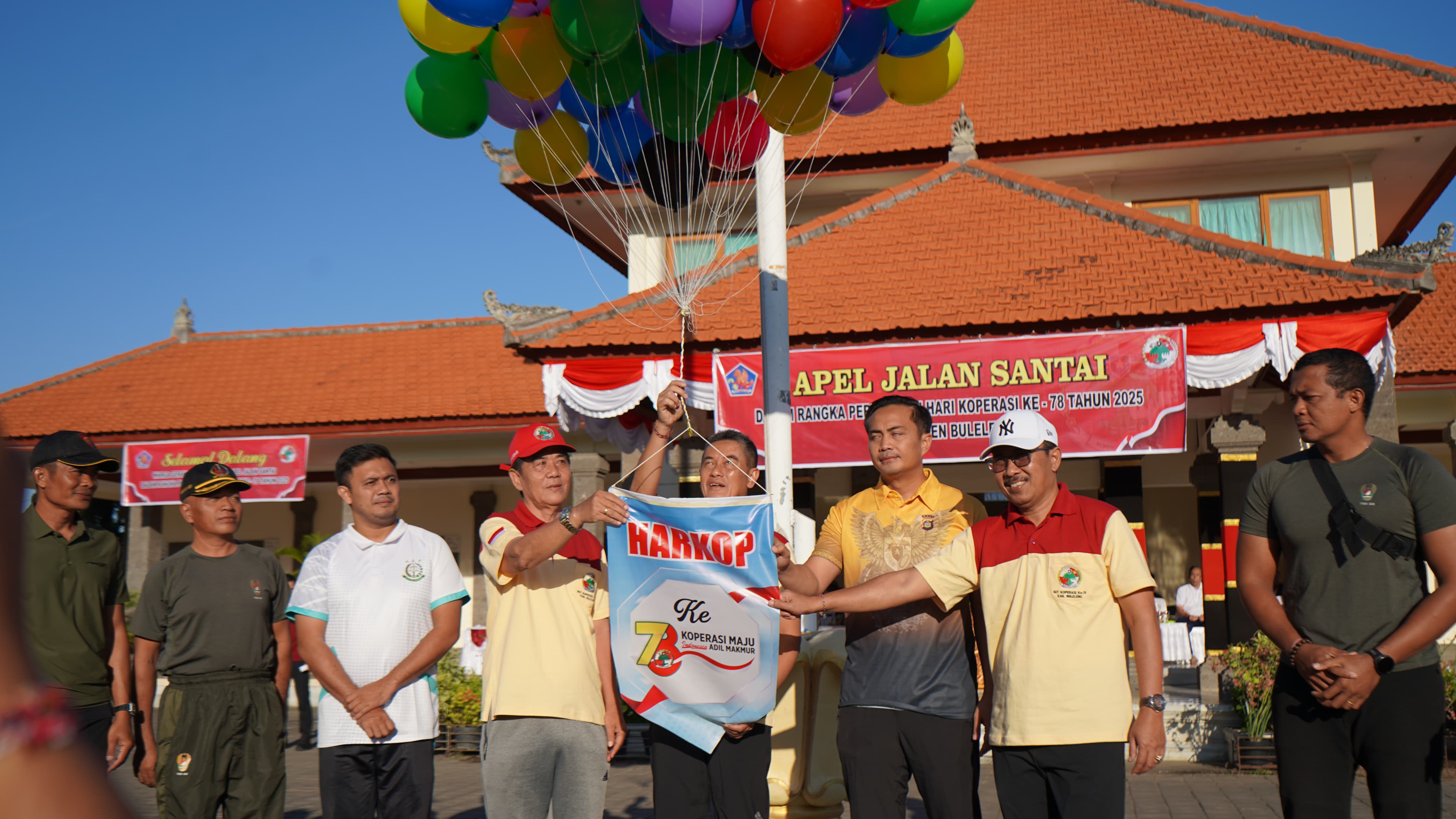SEMARAK KOPERASI: Jalan santai dalam rangka peringatan hari koperasi di Buleleng.