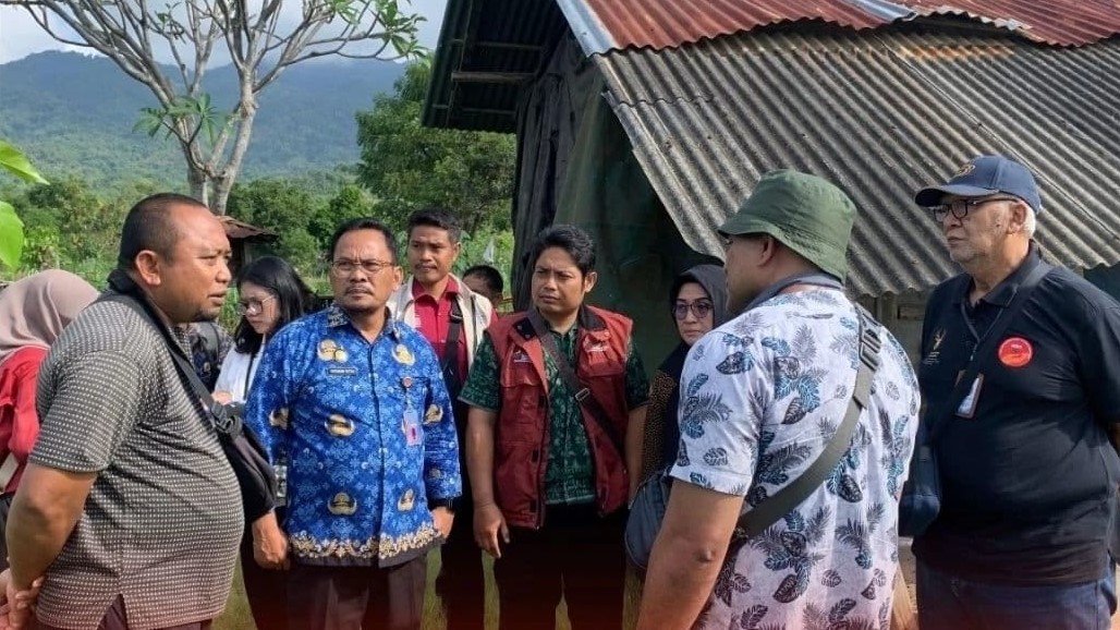 VERIFIKASI LAPANGAN: Tim dari Dinas Sosial Buleleng melakukan pengecekan dan verifikasi lapangan calon penerima bantuan RST.
