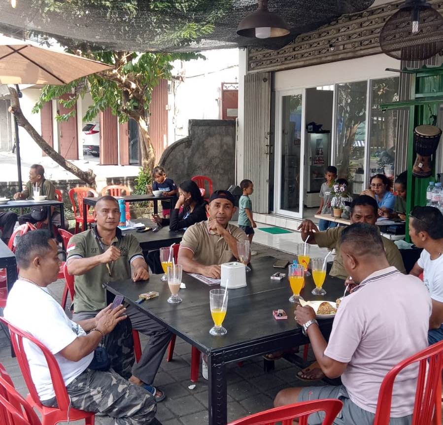 Suasana di Kedai Singasana yang berada di Jalan Ir. Soekarno no. 884, Dauh Peken, Tabanan, Bali.