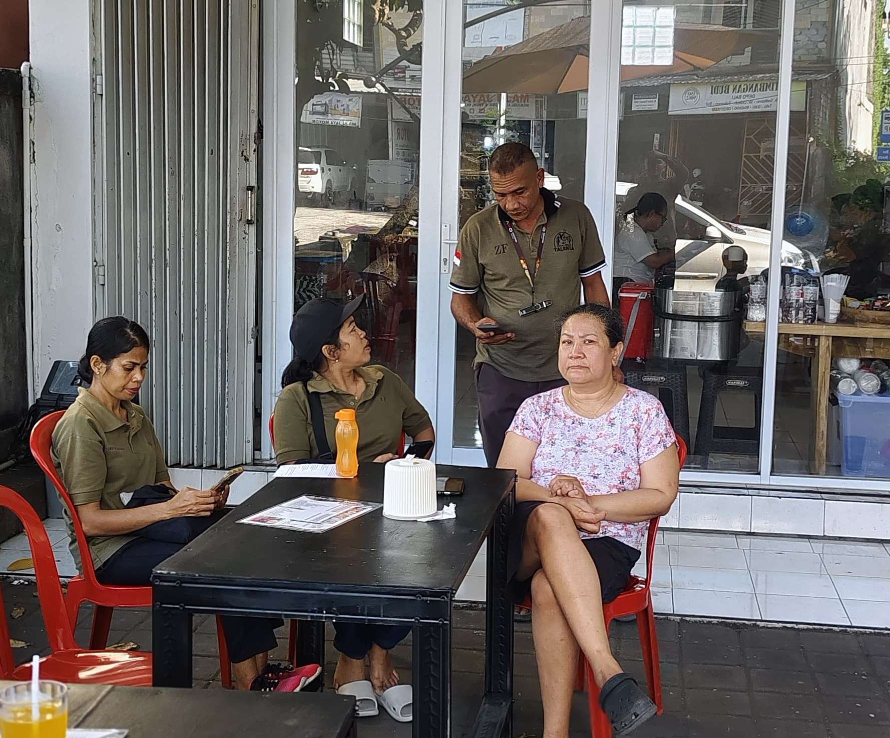 Suasana di Kedai Singasana yang berada di Jalan Ir. Soekarno no. 884, Dauh Peken, Tabanan, Bali.