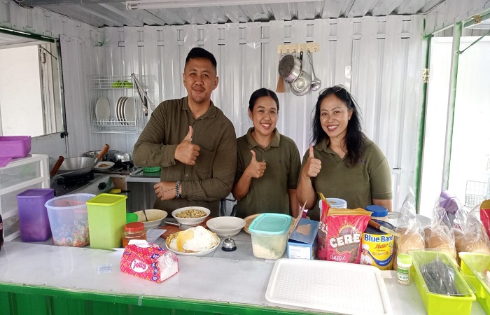 Pendeta GPIB Maranatha Denpasar, Pdt. Fison Sukanegara Hendri Bailaen (kiri) bersama warga jemaat Bajem Tabanan di Kedai Singsana.