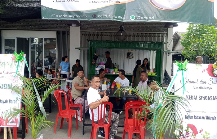 Kedai Singasana yang berada di Jalan Ir. Soekarno no. 884, Dauh Peken, Tabanan, Bali, adalah salah satu rekomendasi tempat nongkrong baru yang asyik di Kota Tabanan. Lokasinya sangat strategis.