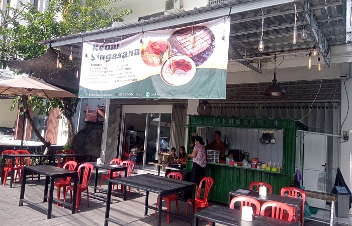 Kedai Singasana yang berada di Jalan Ir. Soekarno no. 884, Dauh Peken, Tabanan, Bali, adalah salah satu rekomendasi tempat nongkrong baru yang asyik di Kota Tabanan. Lokasinya sangat strategis.