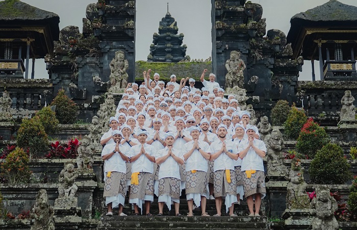 Skuad Bali United dan staf pelatih menempuh perjalanan spiritual, mengikuti prosesi Tirta Yatra, tradisi tahunan sembahyang bersama ke sejumlah pura suci di Bali pada Rabu (16/7) lalu.