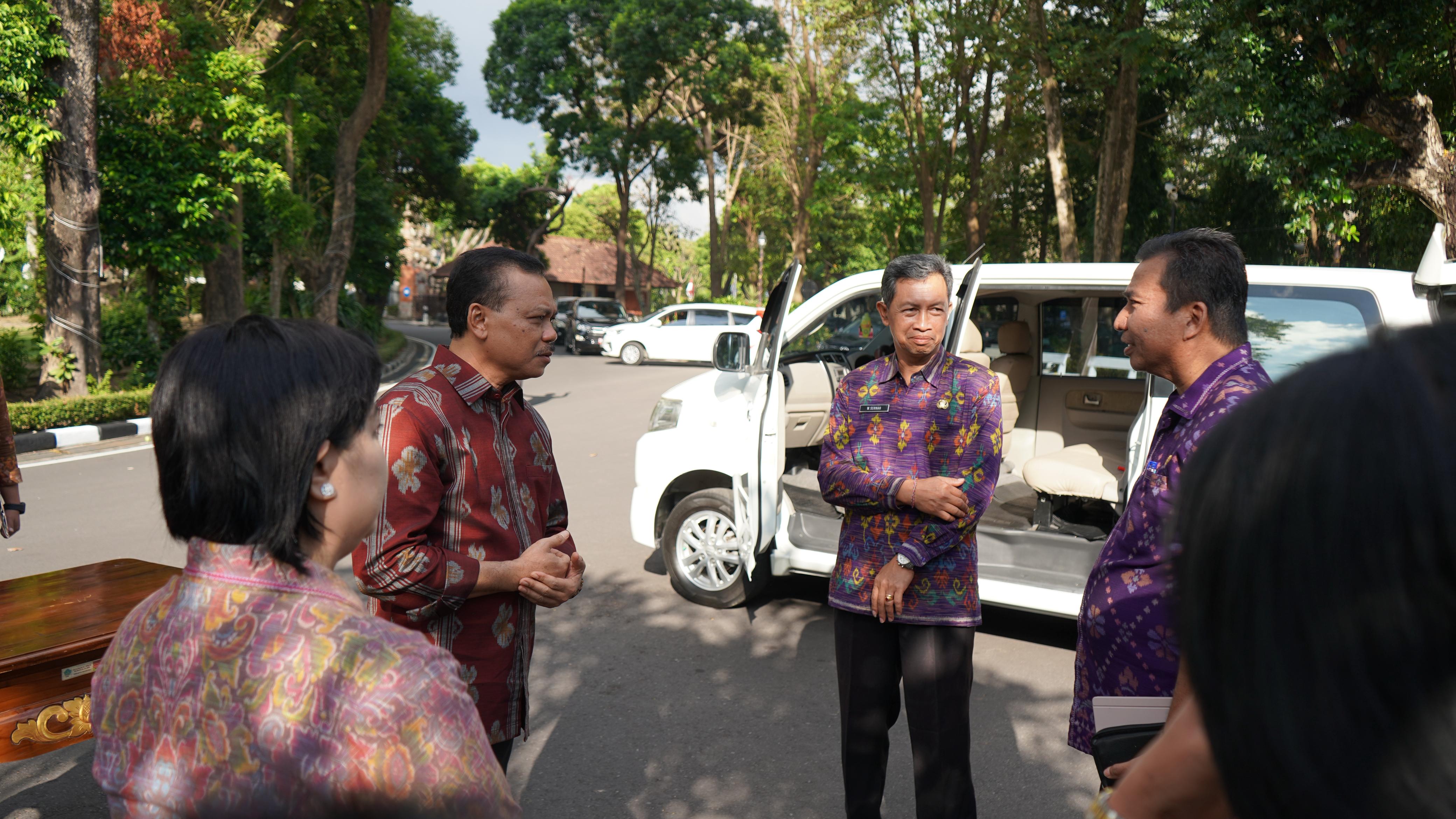 MOBIL BARU: Suasana penyerahan satu unit mobil baru untuk operasional Panti Asuhan Udyana Wiguna.