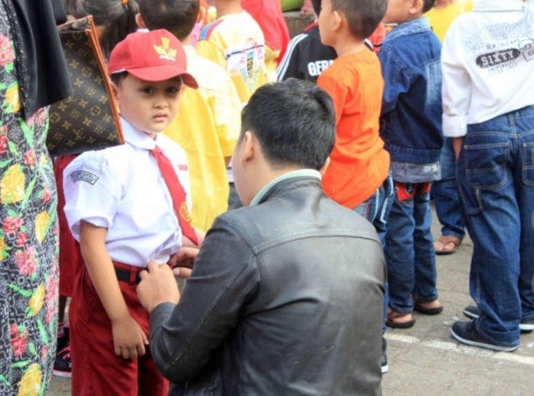 AYO SEKOLAH: Seorang ayah mengantar anaknya berangkat sekolah.