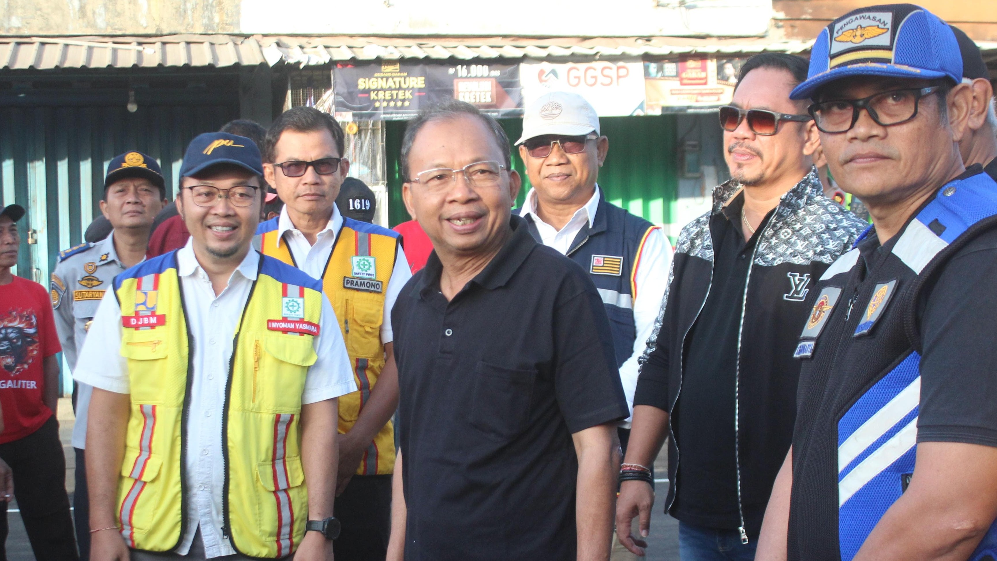 SIAP DIBULLY: Gubernur Bali, Wayan Koster (baju hitam) saat membuka kembali ruas Jalan Raya Denpasar-Gilimanuk yang sudah selesai diperbaiki.