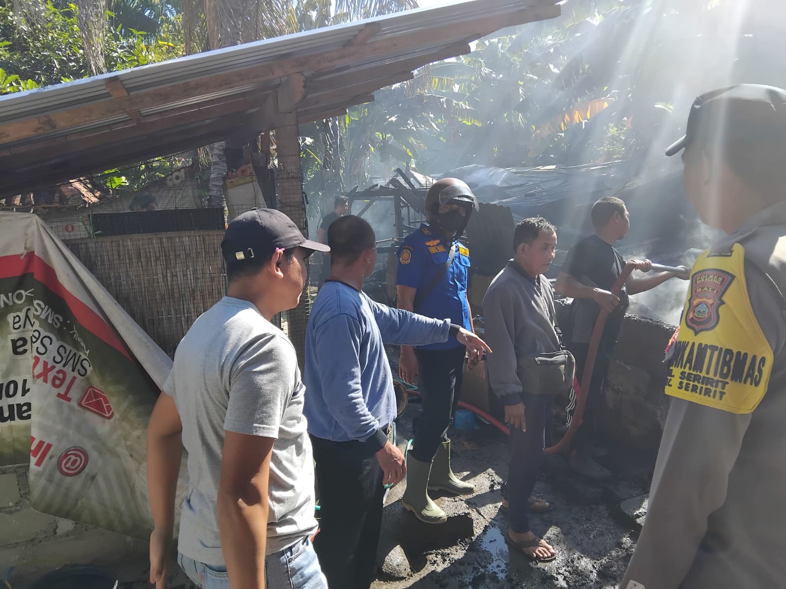 KEBAKARAN: Peristiwa kebakaran rumah yang terjadi di Kelurahan Seririt, Buleleng.