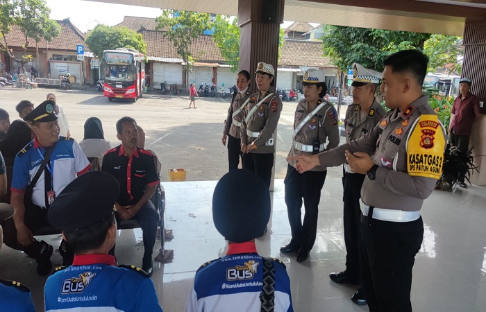 Sosialisasi tata tertib berlalu lintas kepada sopir Bus oleh Satuan Lalu Lintas (Sat Lantas) Polresta Denpasar, Minggu (20/7/2025) kemarin dalam rangka Operasi Patuh Agung 2025.