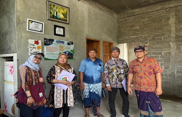 Suasana saat verifikasi lapangan oleh tim penilai lomba desa terbaik dalam pelindungan PMI di Desa Tembok. Kini wilayah tersebut berhasil meraih juara terbaik satu.  
