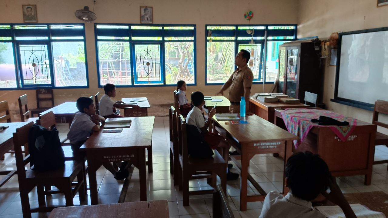MINIM SISWA: Suasana belajar mengajar di SDN 4 Sambirenteng. Sekolah ini tidak kebagian siswa pada tahun ajaran 2025/2026.