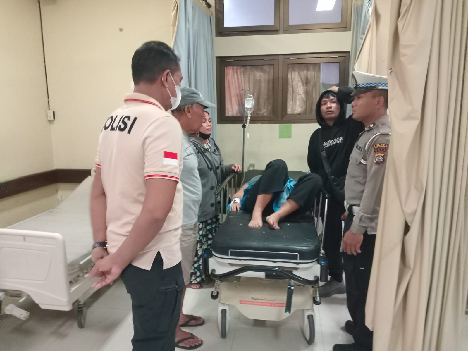 KECELAKAAN: Polisi mendatangi RSUD Tangguwisia mengecek korban kecelakaan di Desa Tigawasa, Buleleng.