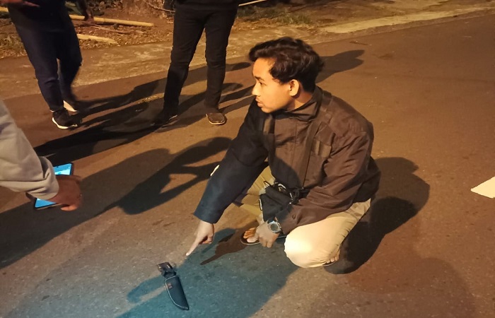 Aparat kepolisian saat mendatangi TKP dan menemukan barang bukti sarung pisau yang digunakan menusuk korban pada Senin dini hari.