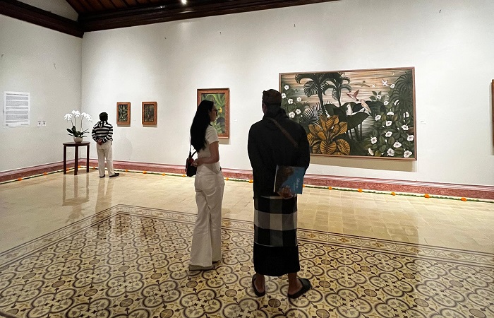 Sejumlah karya bertema flora dan fauna dipajang di dinding pameran di Arma Museum, Ubud, Gianyar.