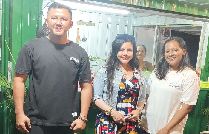 Barbie Kumalasari (tengah) foto bersama pendeta GPIB Maranatha Denpasar, Pdt. Fison Sukanegara Hendri Bailaen bersama istrinya Rifni Devinta Rissi di Kedai Singasana Tabanan.