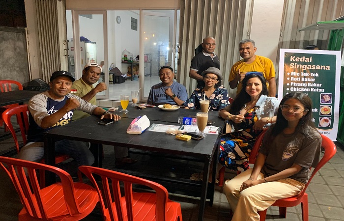 Artis Barbie Kumalasari (dua dari kanan) menikmati nasi goreng di Kedai Singasana bersama pengunjung lainnya. Kesederhanaan seorang Barbie terlihat jelas dari caranya makan di Kedai kecil itu.