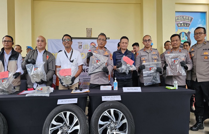 Dua pria inisial IGYPAP, 26, dan MA, 26, kenakan pakaian tahanan Polres Bandara. Mereka ditangkap setelah mencuri ban mobil di areal parkir Bandara Internasional Ngurah Rai.
