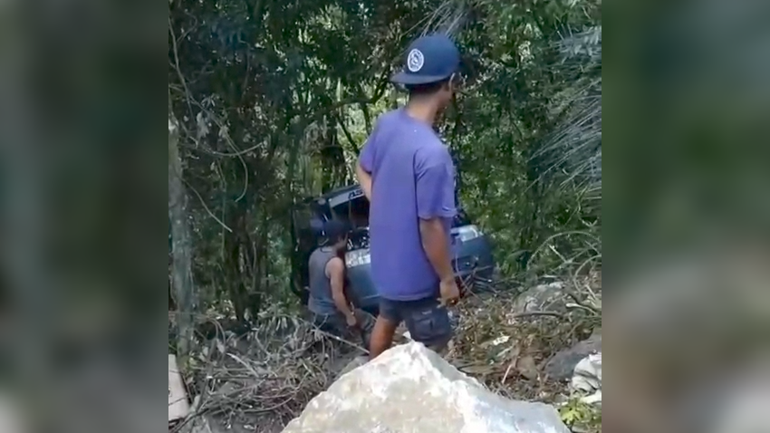 MASUK JURANG: Mobil pikap yang masuk jurang di ruas Jalan Raya Pakisan-Klandis.